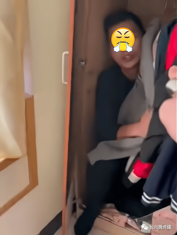丈夫持刀质问躲自家衣柜男子，妻子抱娃解释：来修水龙头的
