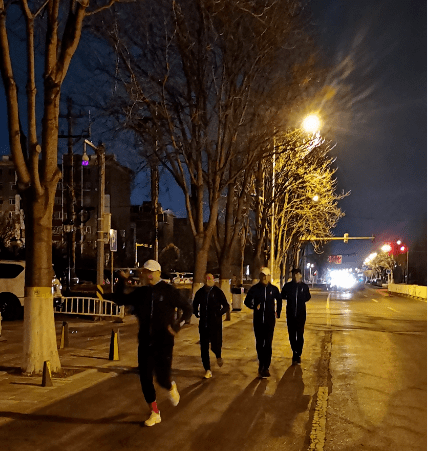 跑奔凌晨忽明忽暗的路灯下,跑步的人三五成群,而在那些不跑步的人眼中
