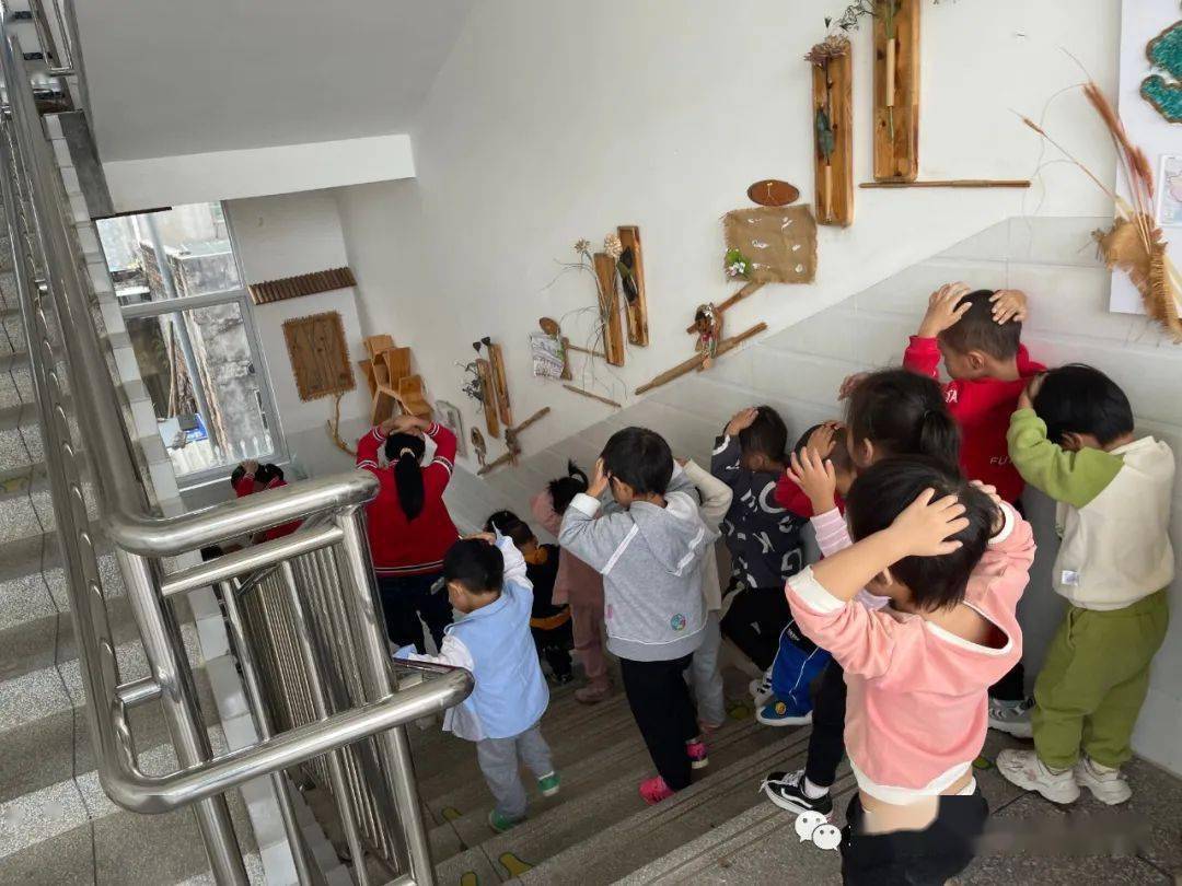 防災減災守護生命十方中心幼兒園開展防震避險應急疏散演練