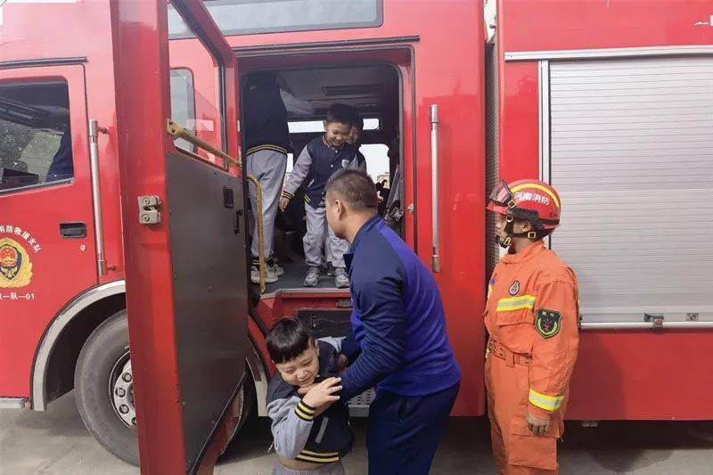 消防车|幼儿园师生进红门 争做消防小达人