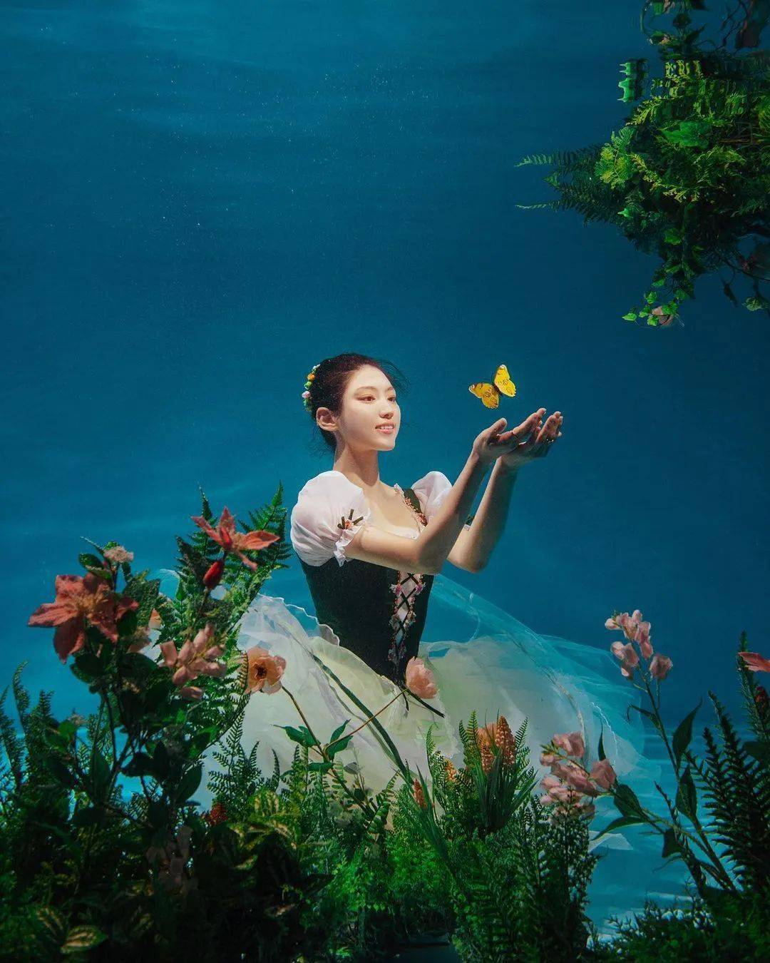 俄罗斯摄影师德米特里水中美少女写真