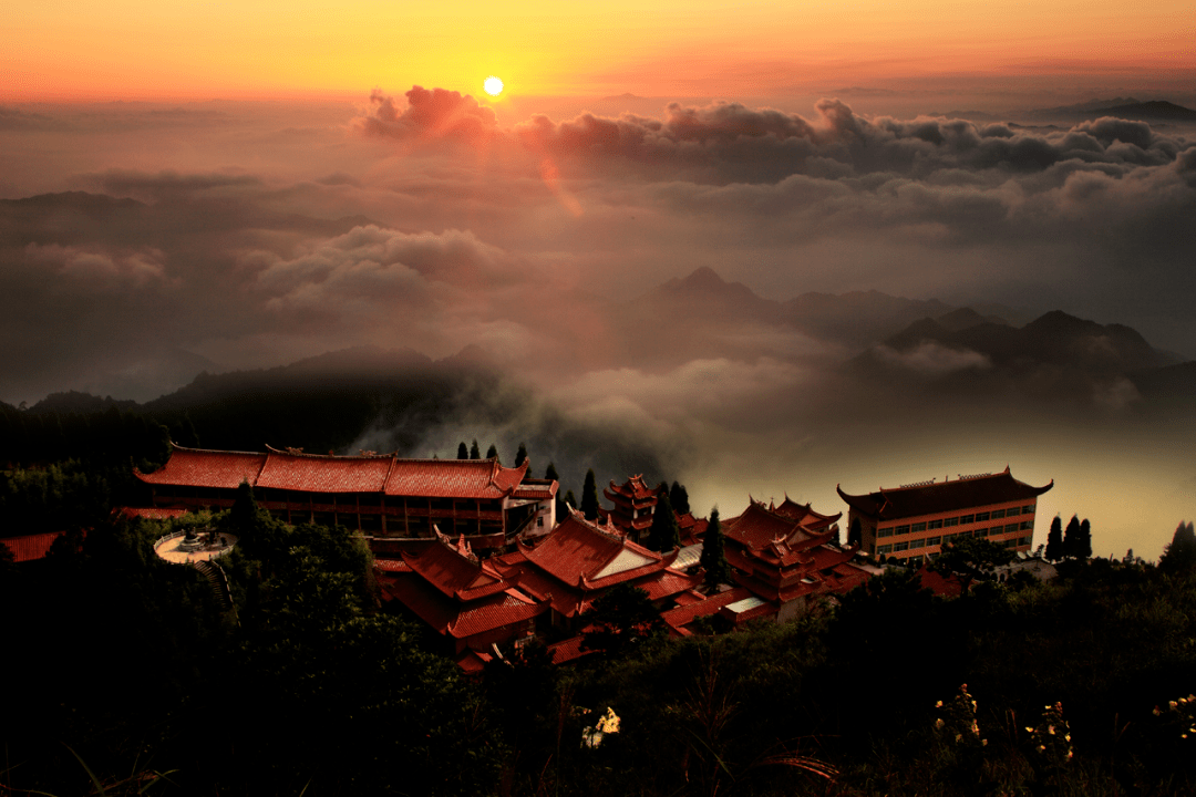 天宫山索道令人流连忘返晨曦,夕阳,岚雾等景象在山中可观云海,奇峰,泉