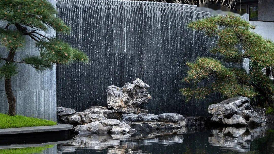 ▼高山流水,苍石抱松的印象▼夜景▼水景空间动图▼景墙围合形成入口