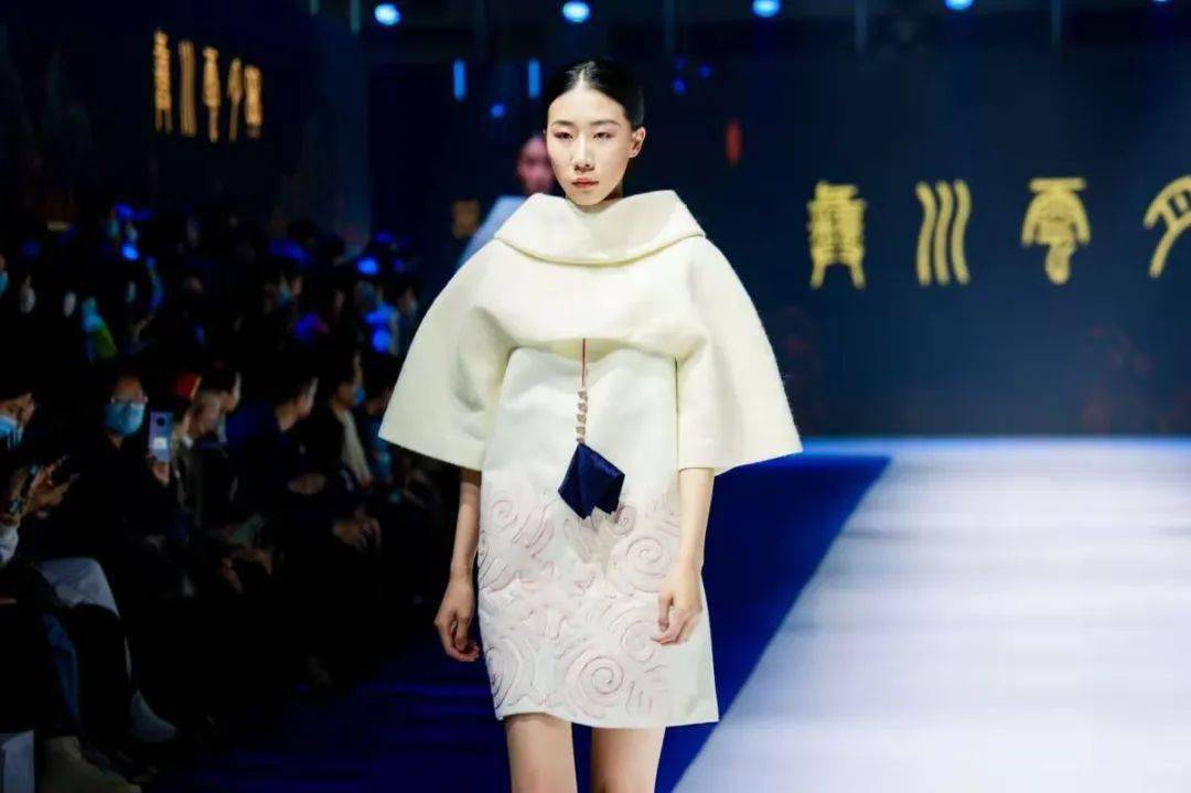 国际会展中心 宁波时尚节 | 凉山服饰秀，惊艳甬城