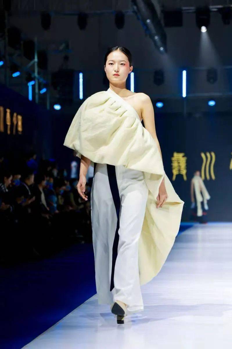 国际会展中心 宁波时尚节 | 凉山服饰秀，惊艳甬城