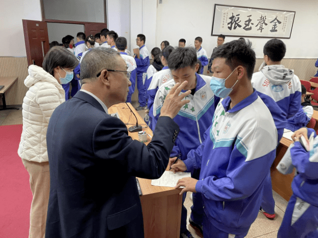 医心筑梦5吉大一院名师团队走进东师附中胸外科专家邵国光教授讲授