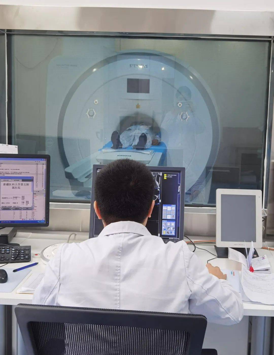 【我为群众办实事】ct核磁室设备上新|检查更方便 图像更清晰