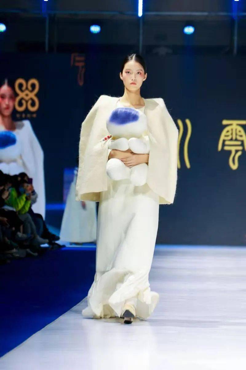 国际会展中心 宁波时尚节 | 凉山服饰秀，惊艳甬城