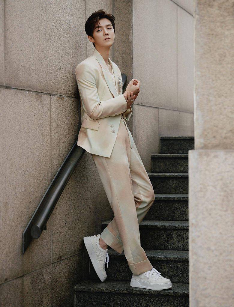 鹿晗"白马王子"look帅气矜贵 倚墙回眸杀"斯文败类"