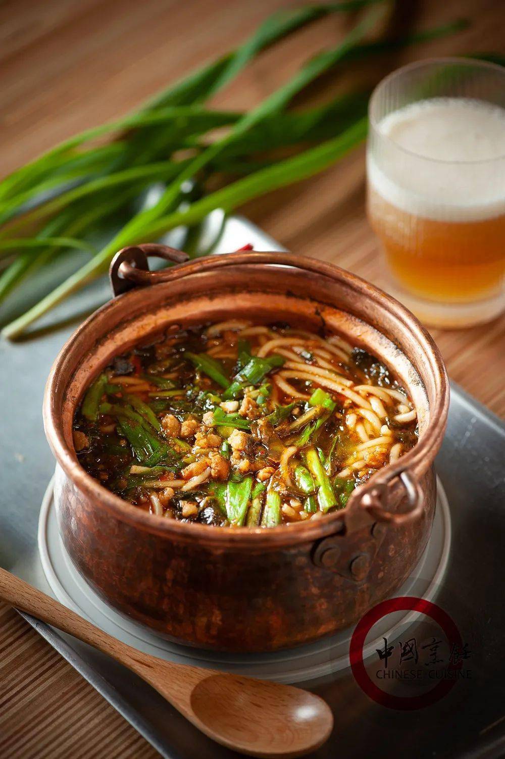 原料半干细米线,石屏豆腐粒,韭菜末,小葱花,土鸡汤,云南花椒尖酱,大理