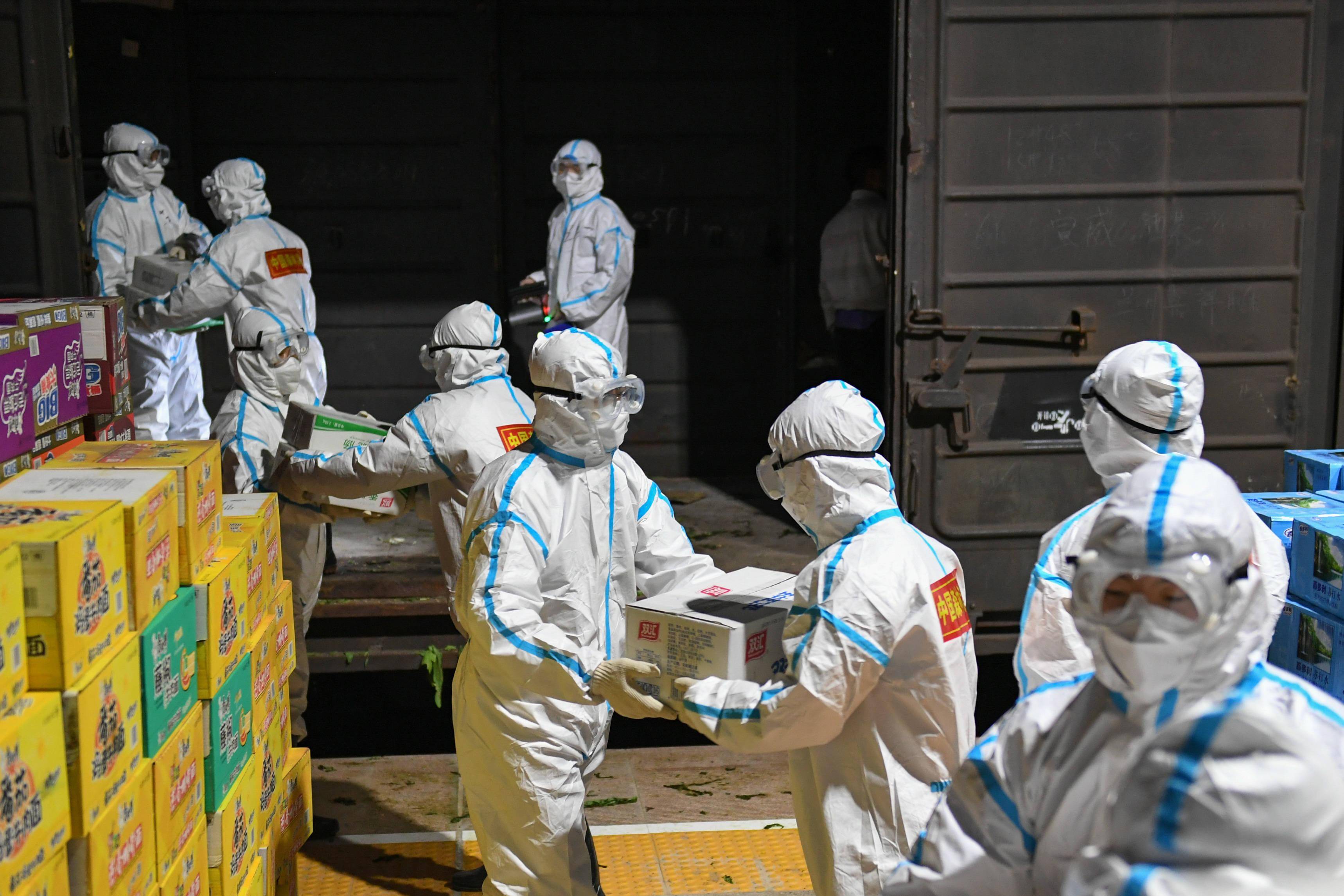 首趟支援额济纳旗防疫物资列车到站