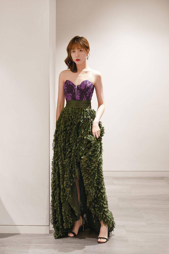 李艺彤紫色抹胸设计感长裙惊艳倚于窗前与夜景共一色超养眼