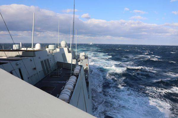 中俄舰艇编队通过津轻海峡时遭遇外国舰机近距离跟踪