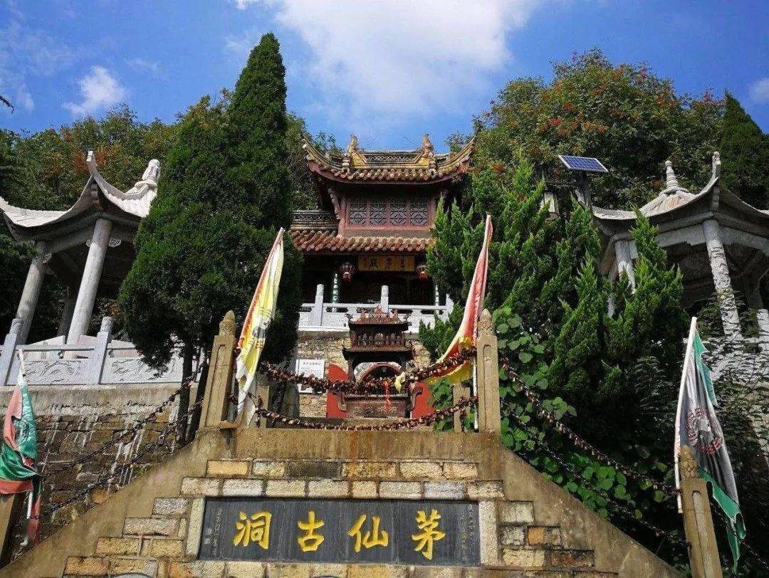 茅仙洞风景区八公山景色秀美,著名景点有珍珠泉,玛瑙泉,瑞 泉,碧沙泉