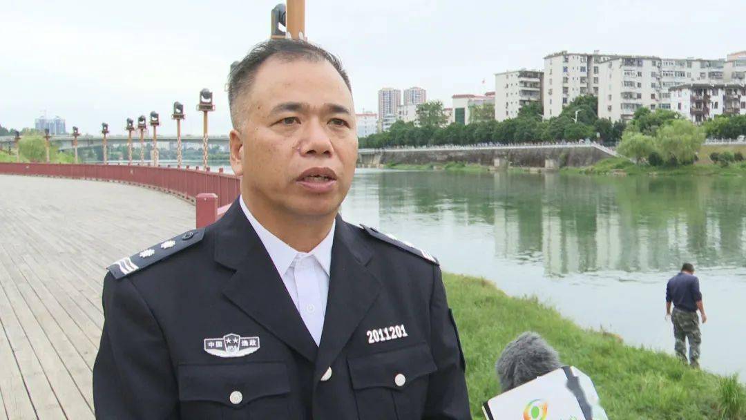 自治县农业农村局 农业综合执法大队渔政中队长:覃胜鱼苗放下去以后