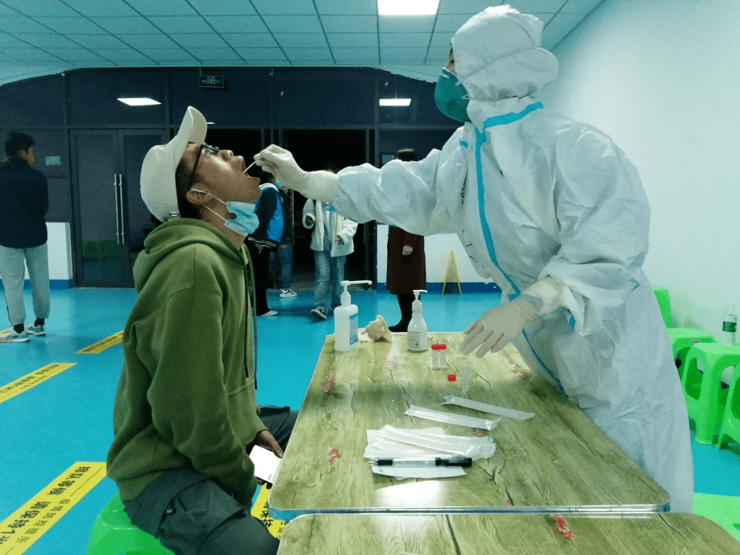 遵义大学城完成第一轮核酸检测采样88万份来自遵义抗疫一线的报道四