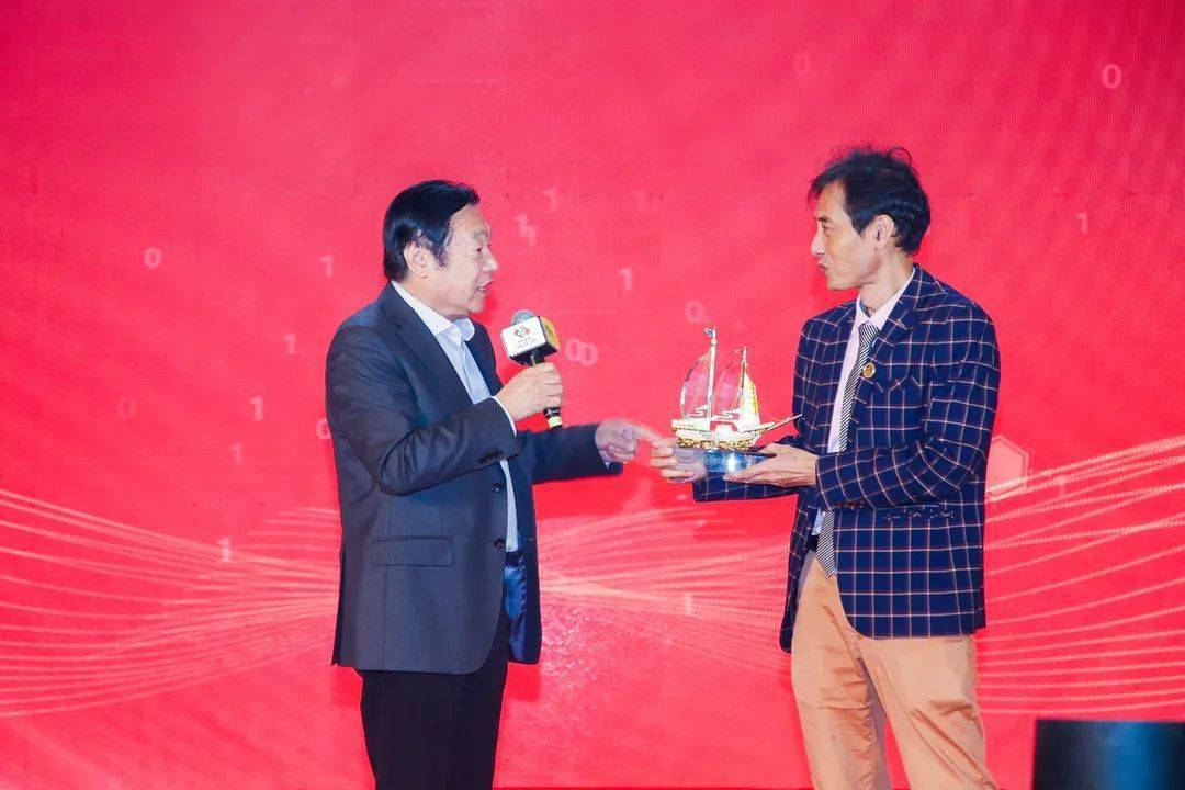 中国舞台美术学会赠礼《一帆风顺》水晶船左:学会韩宏志副会长,右