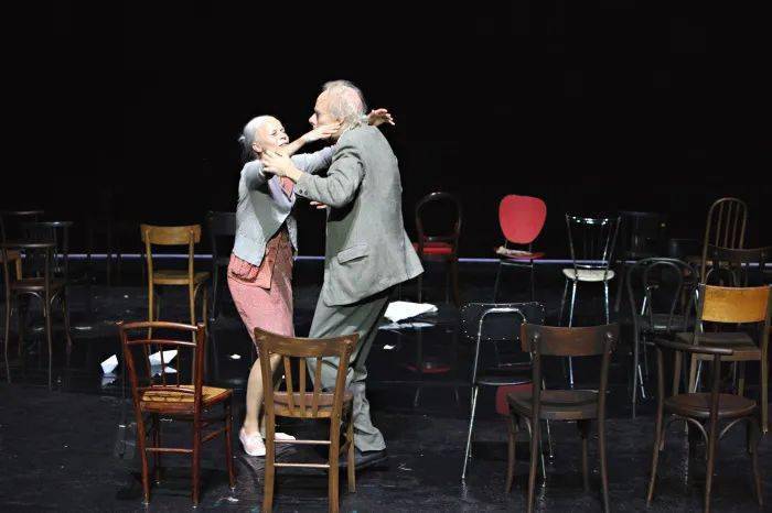 (荒诞派戏剧《椅子》)除此之外,荒诞派艺术独特的表现手法也表明了其