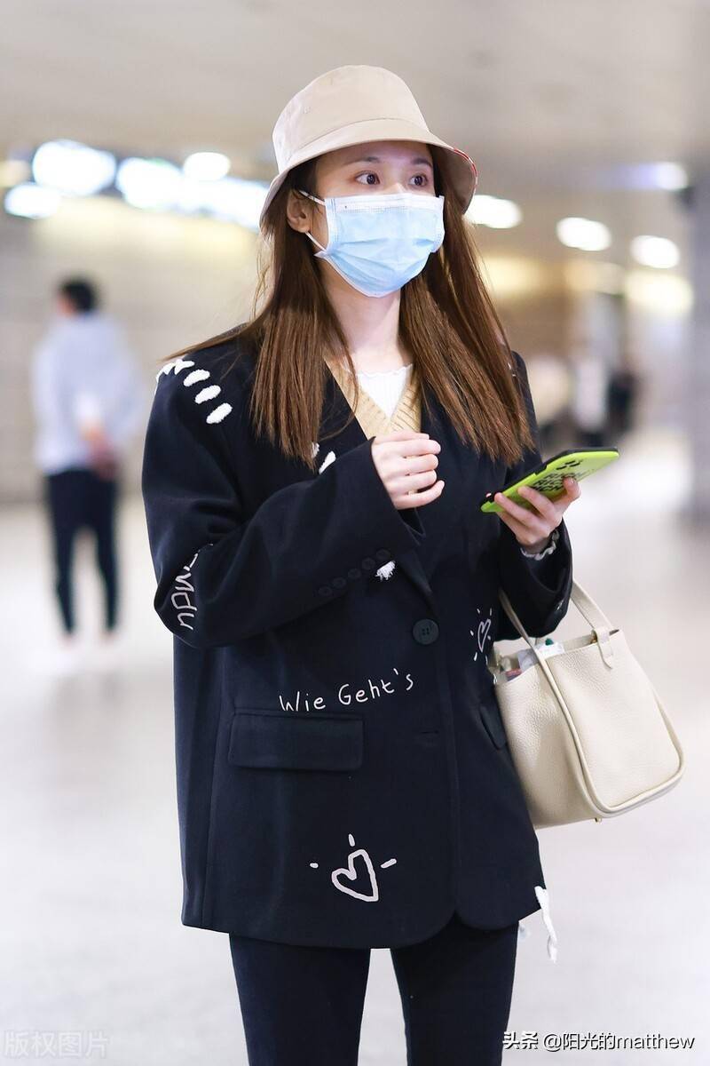 张慧雯身穿涂鸦西装搭开视裤时尚率性,长发披肩戴渔夫帽可爱甜美_机场