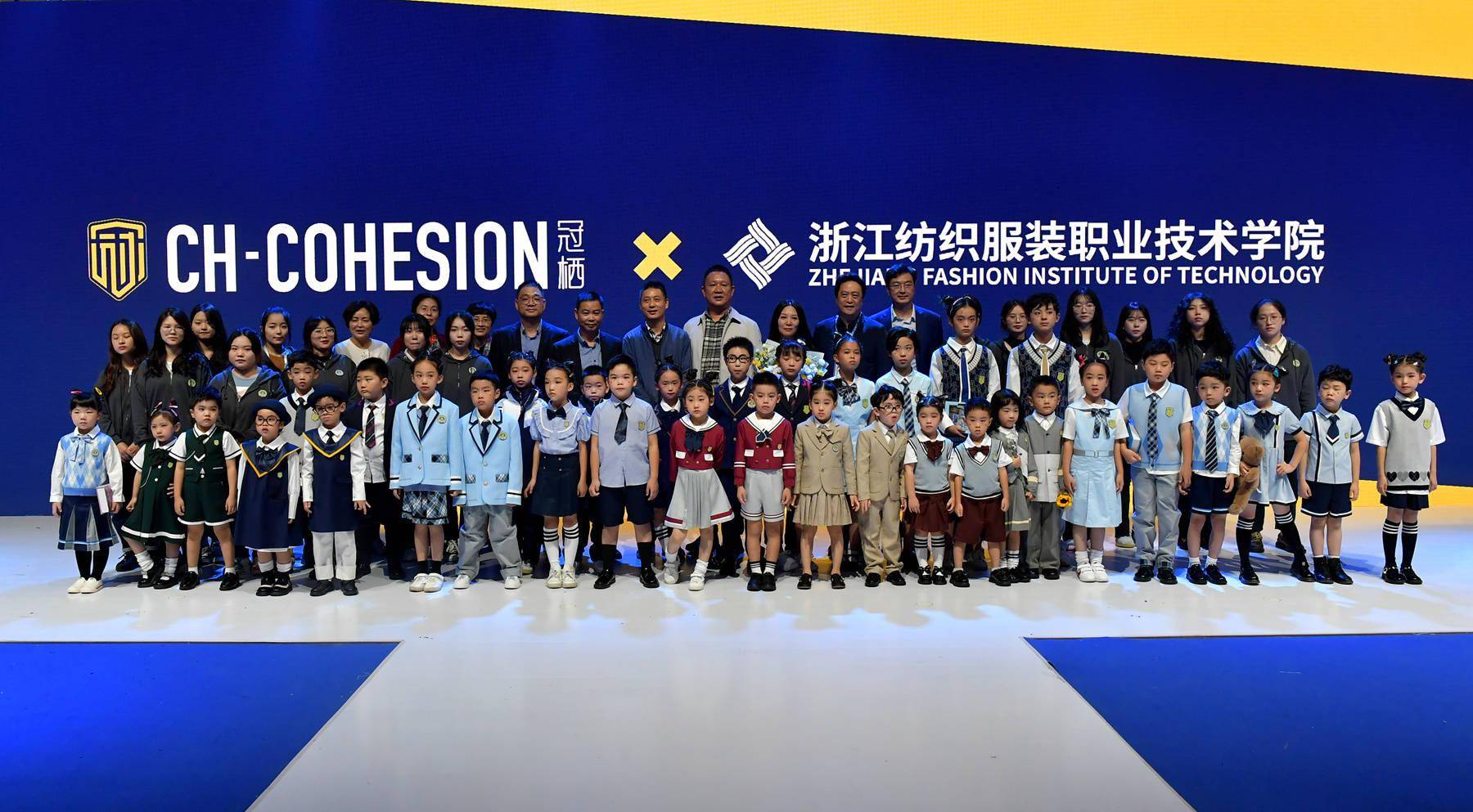 校企合作打造“中国新校服” 中小学生校服发布会演绎校服新趋势_手机搜狐网