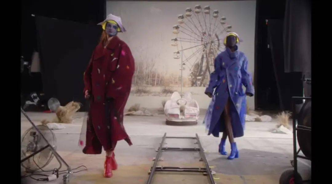 设计 Maison Margiela 2022 春夏系列 带你进入 “时尚鬼才”John Galliano的幻想世界