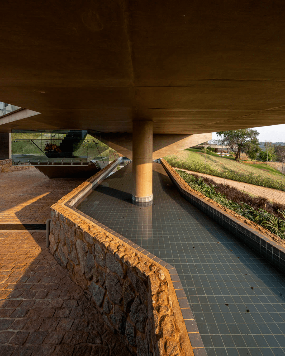 700㎡的别墅底层全架空楼上却是个大平层