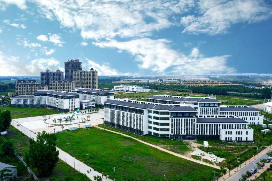 平原示范区这所学校竟然搬来了一架波音737!