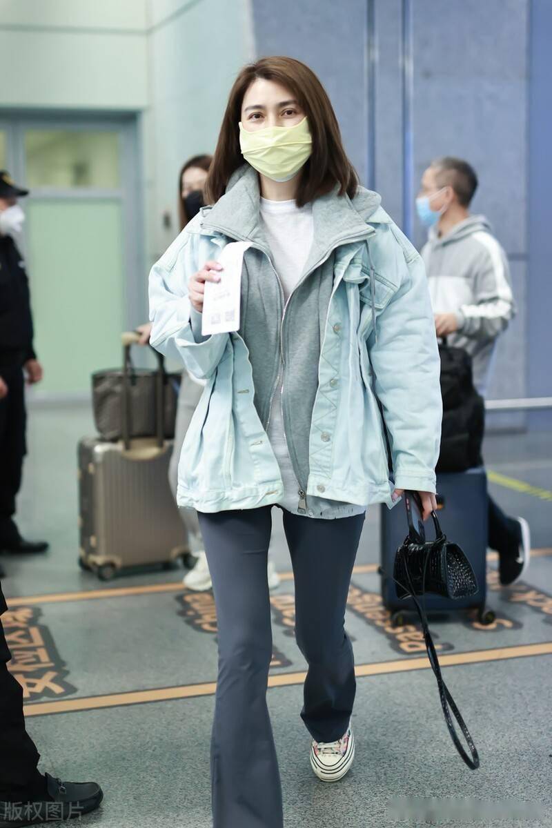 街拍:洪欣蓝灰色牛仔拼接夹棉外套 深灰色喇叭裤 单肩包休闲简约