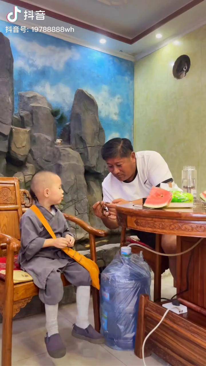 吴四毛伯伯虽然半年没见还是很疼天宝可是为养千人的集团苍老了很多正