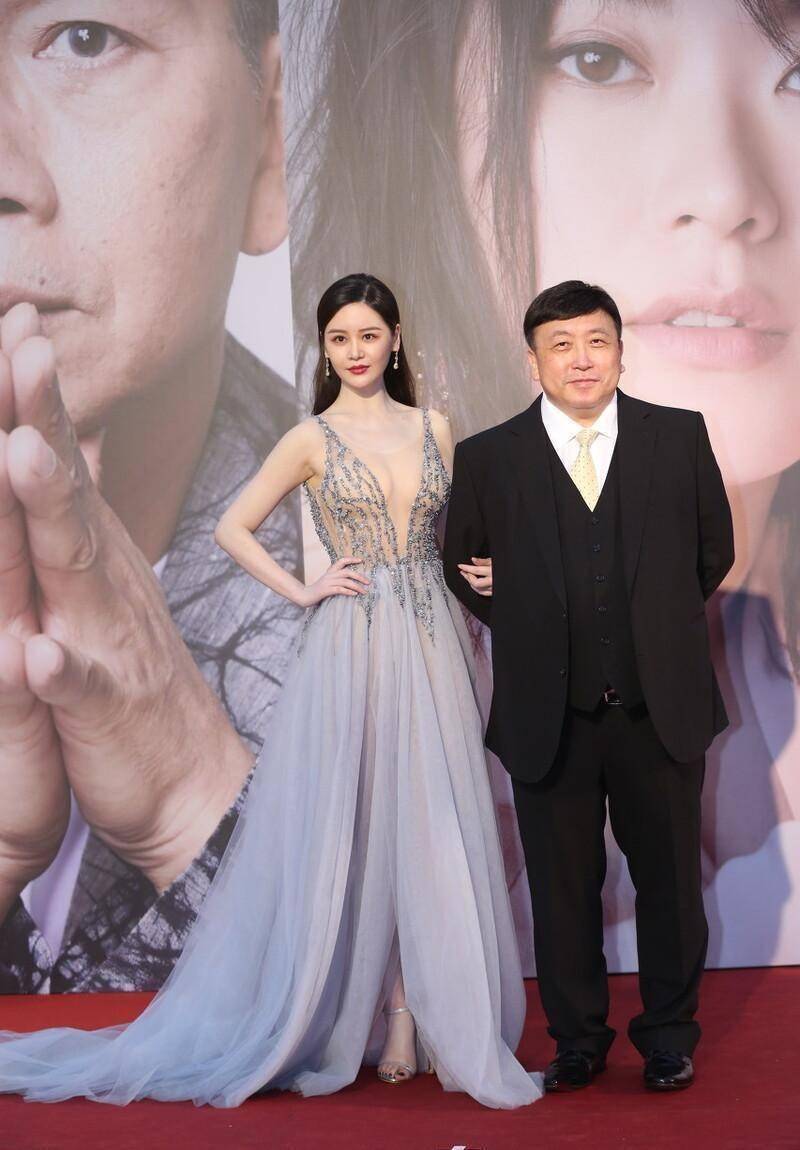 邱意浓真是丰满代表裸色裙拼接灰色裙摆好身材真是一览无余