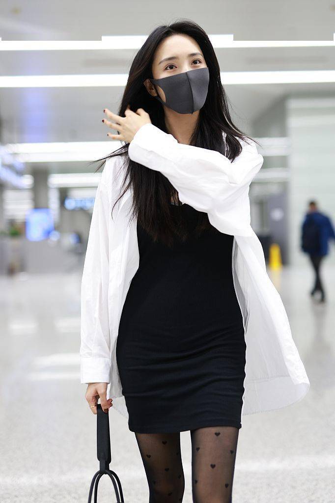 黑色 王紫璇穿黑色包身裙秀出婀娜身姿 气质出众