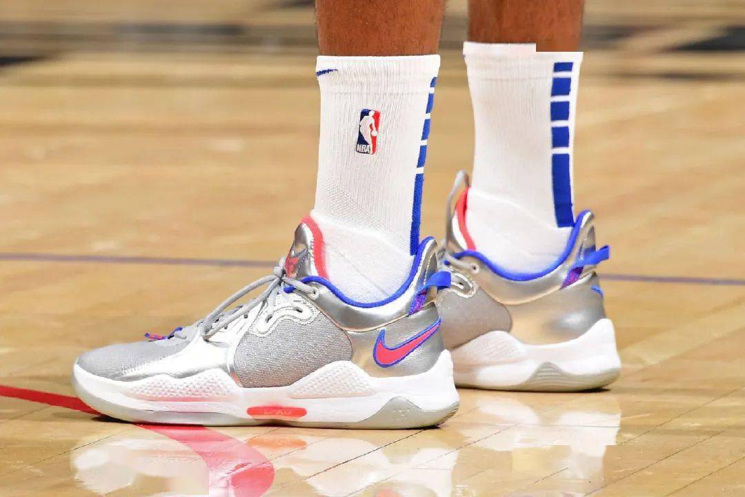 上脚市售新色pg5:此役乔治手感欠佳,全场16中6拿到16分,正负值可观