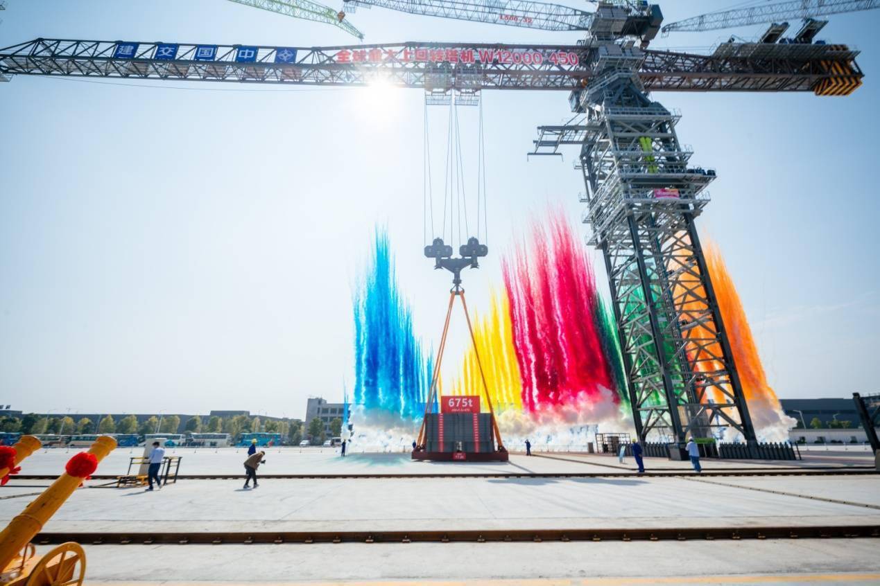 全球最大上回转塔机在中联下线
