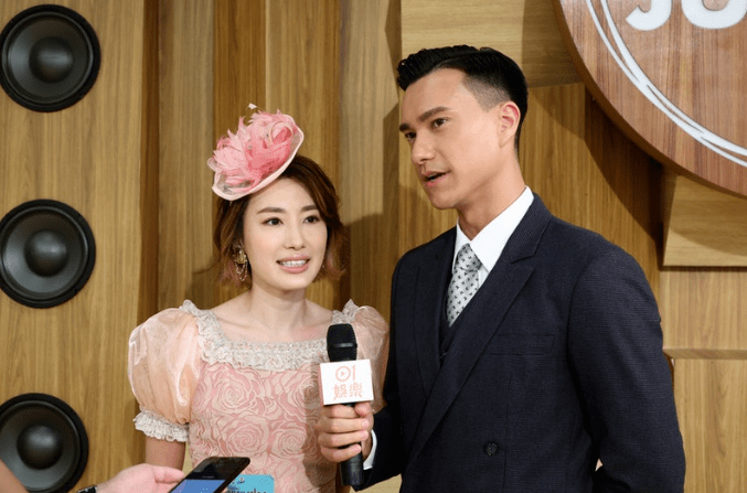 再提到邓佩仪不与剧中演员交流,二人异口同声说"不是",朱敏瀚解释