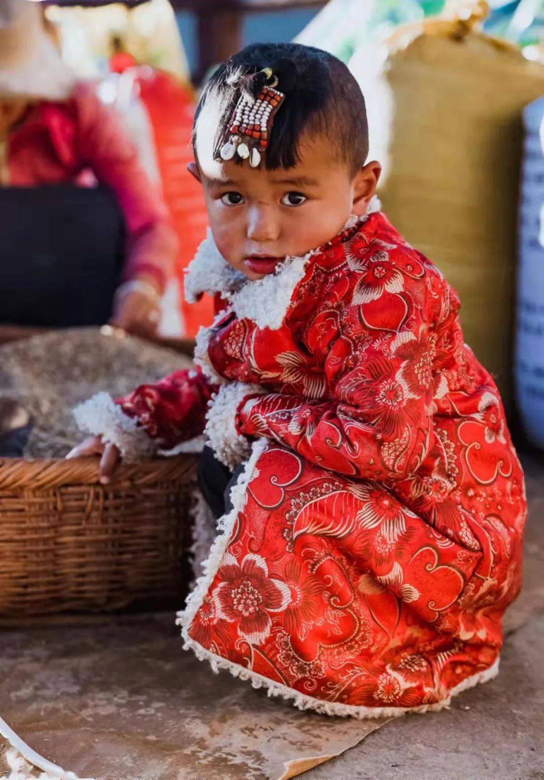 着传统服饰的藏族小男孩.
