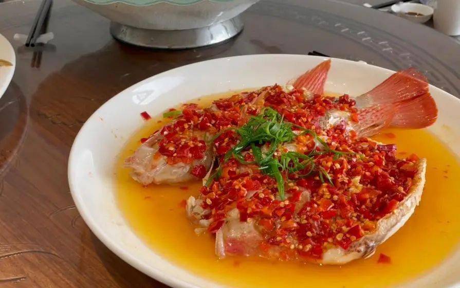 其中以彩虹鲷制作的刺身,不含肝吸虫肉质鲜红嫩滑,让人回味无穷以鲩鱼