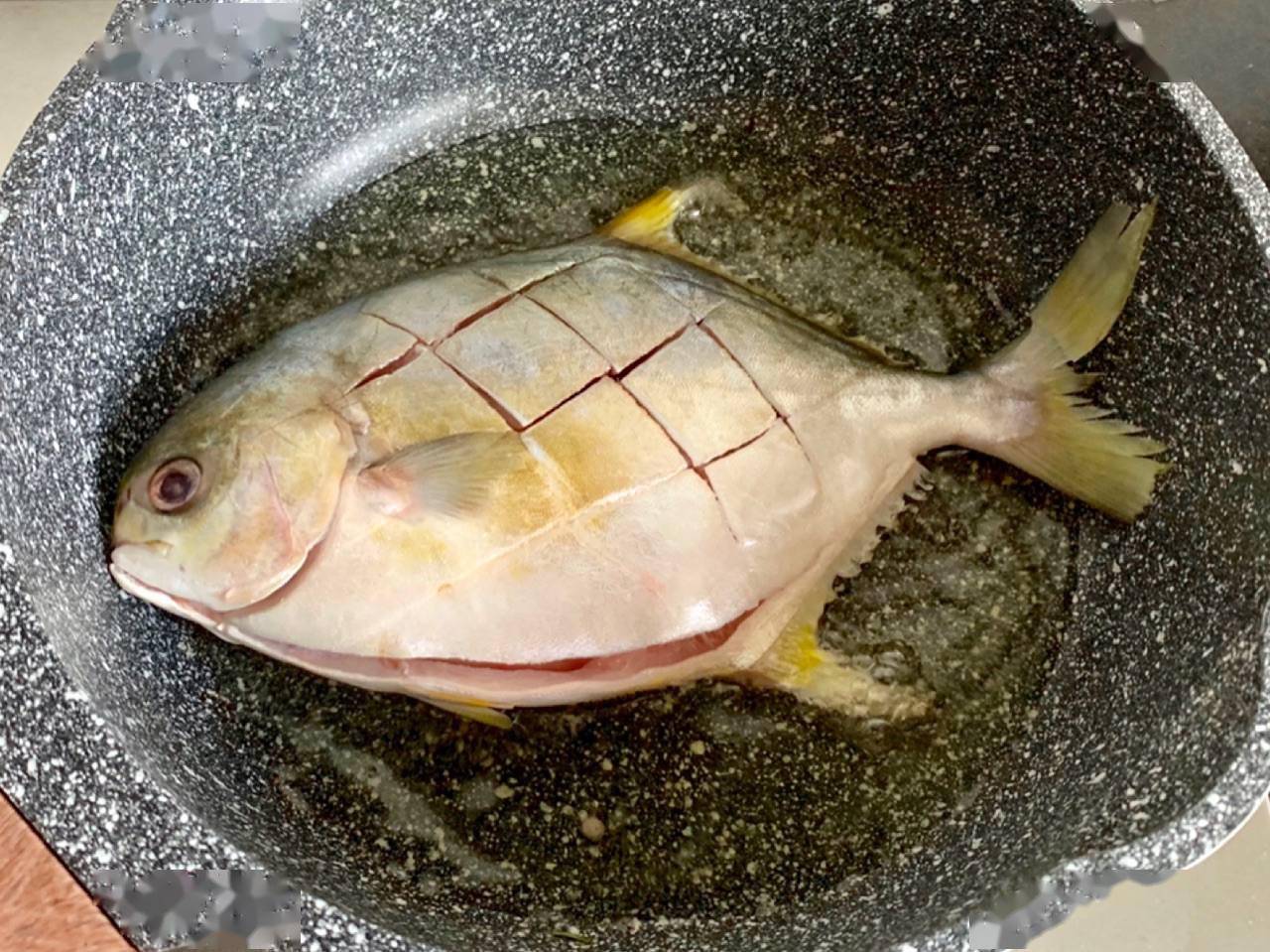 5,金鳊鱼煎好了以后捞出来,油不要扔掉继续加热,把姜片下在锅里面开始