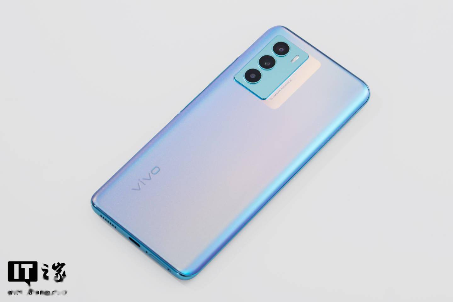 nits|【IT之家开箱】vivo T1 5G 手机图赏：高刷原色屏，活力电光青
