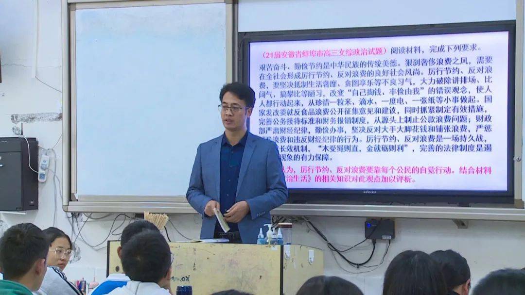 因負責學校德育管理工作的原因,正常教學之外,董均坤並沒有侷限於只將