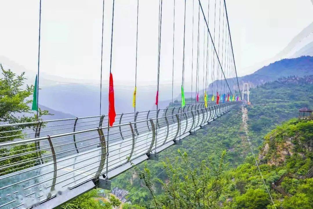 上去更加让人神往,漫山红叶正开时,青铜山大峡谷玻璃桥就是你的最佳