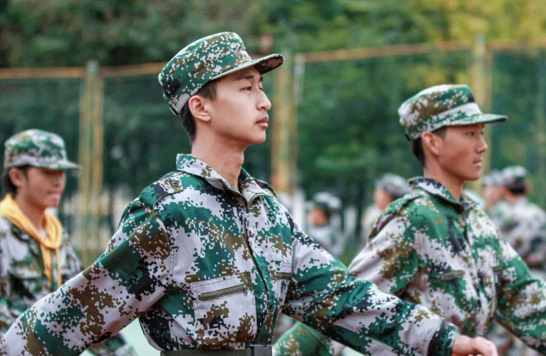 一下云交院男生的训练日常吧都是军训最好的磨练无论骄阳似火无论风吹