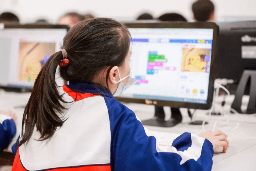 “课后三点半”还能这么上？这帮小学生设计出了智能垃圾桶、口罩检测仪......