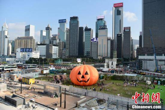 装束香港湾仔海滨巨型南瓜装饰吸引市民驻足观看