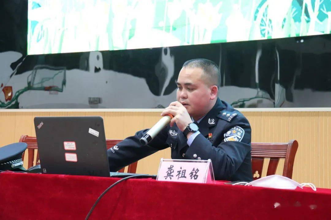 靖西市禁毒办副主任,市公安局禁毒大队大队长龚祖铭为高一年级,初一