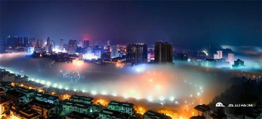 洪真碧 摄拙笔写不尽道不完红果的夜景,我的同学曾说过一句话,他说