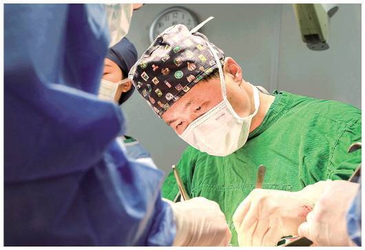 肿瘤|与“癌症之王”掰手腕，医生金钢有把“金刚钻”