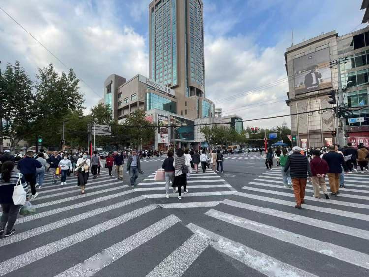 淮海中路这个路口新增交叉斑马线过马路不用再走l形