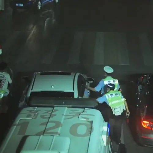 交警夜查遇救护车 紧急指挥小车让出生命通道 车辆