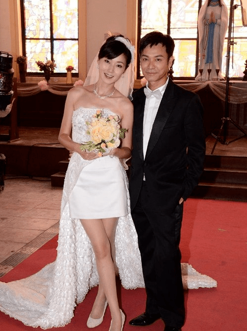 工作人员在街上闲逛,无意间瞥见婚纱店上的那个模特.