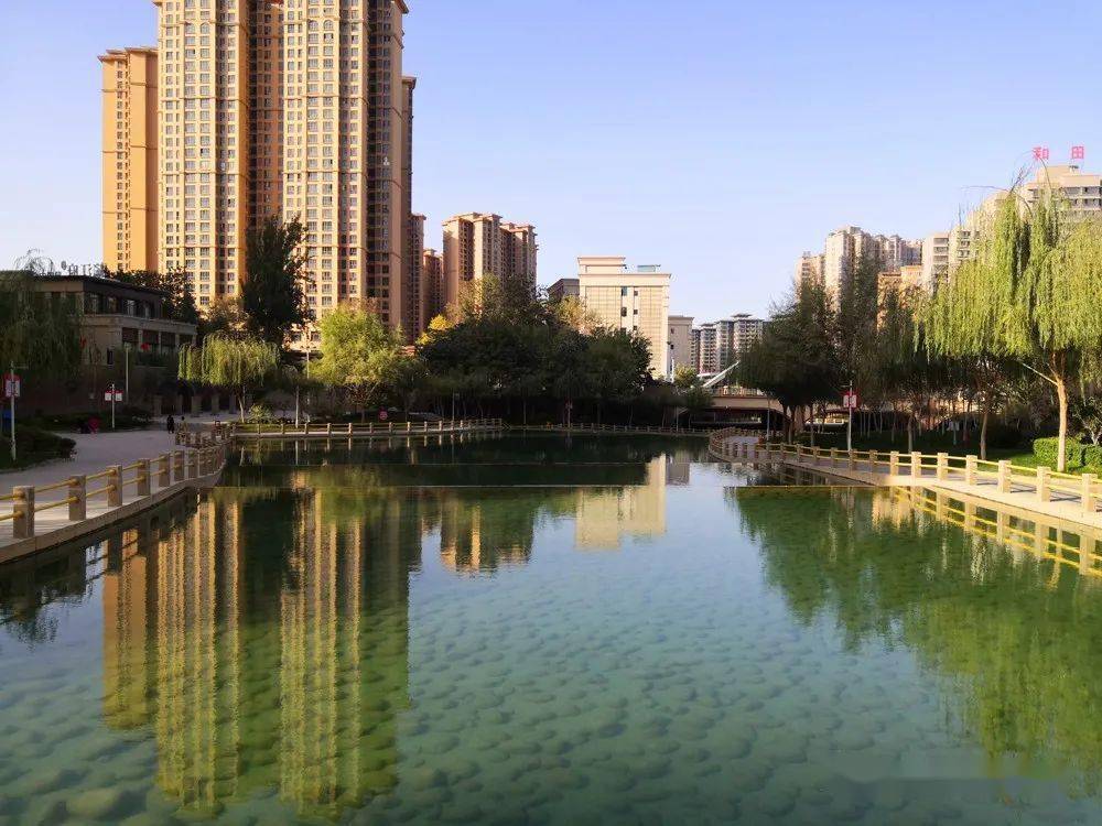 秋日的玉泉湖公园美成画_和田